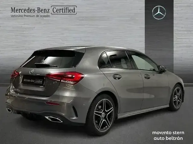Usado Mercedes A180 AMG line 116 CV (85 kW) 2019 Gris / plata Berlina