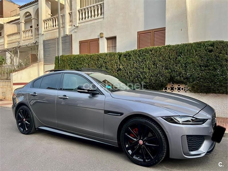 Usado Jaguar XE R-Dynamic 204 CV (150 kW) 2023 Gris / plata Berlina
