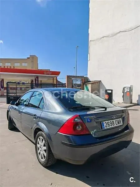 Usado Ford Mondeo Trend 115 CV (84 kW) 2003 Gris / plata Berlina