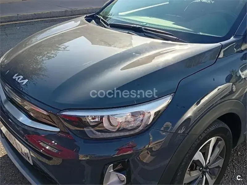 Usado Kia Stonic 84 CV (61 kW) 2022 Gris / plata SUV