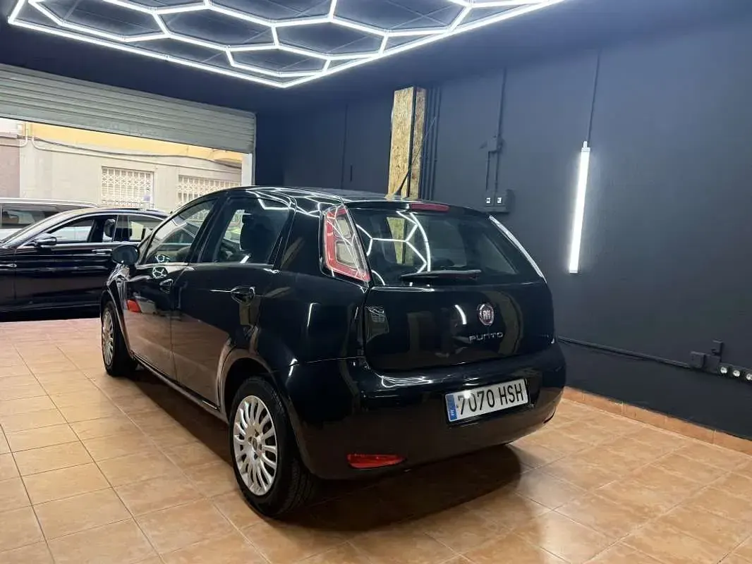 Käytetty Fiat Punto Easy 75 HP (55 kW) 2013 Musta Viistoperä