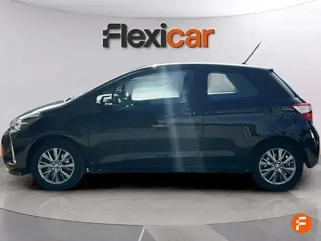 Usado Toyota Yaris Active 111 CV (81 kW) 2017 Negro Berlina