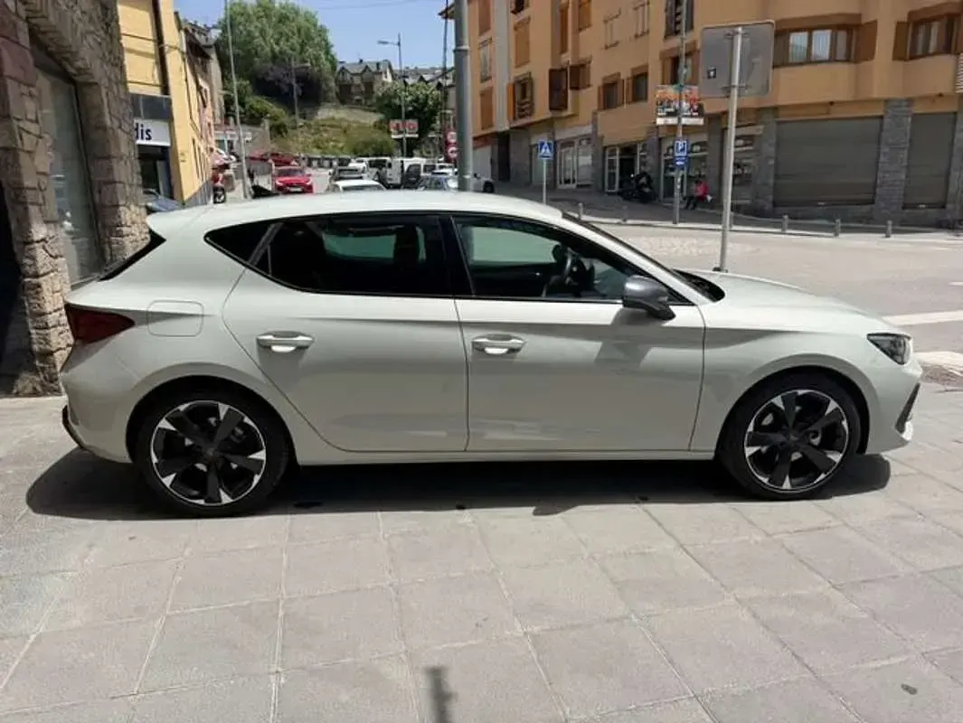 Usado Cupra Leon 150 CV (110 kW) 2025 Gris Utilitario