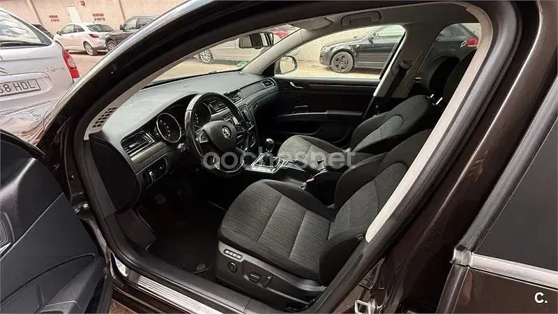 Usado Skoda Superb Elegance 170 CV (125 kW) 2013 Marrón Familiar