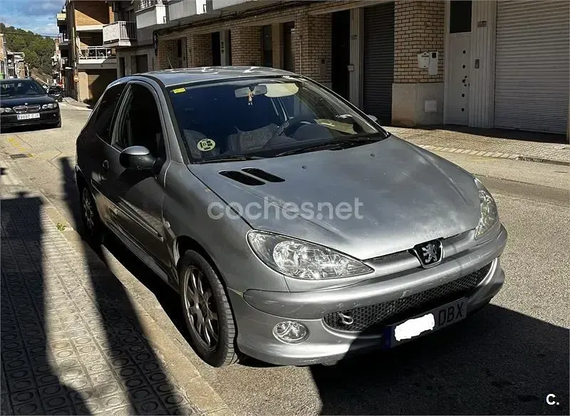 Usado Peugeot 206 Quiksilver 90 CV (66 kW) 2004 Gris / plata Berlina