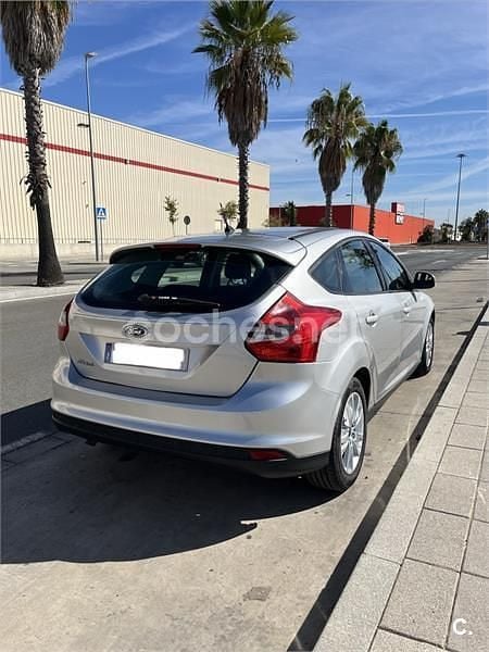 Usado Ford Focus Trend 115 CV (84 kW) 2013 Gris / plata Berlina