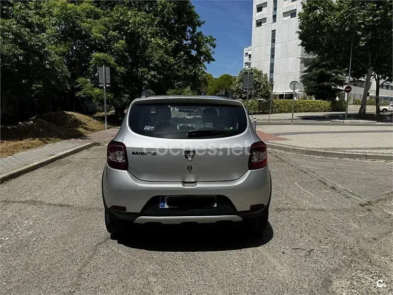 Usado Dacia Sandero Stepway 90 CV (66 kW) 2015 Gris / plata Berlina