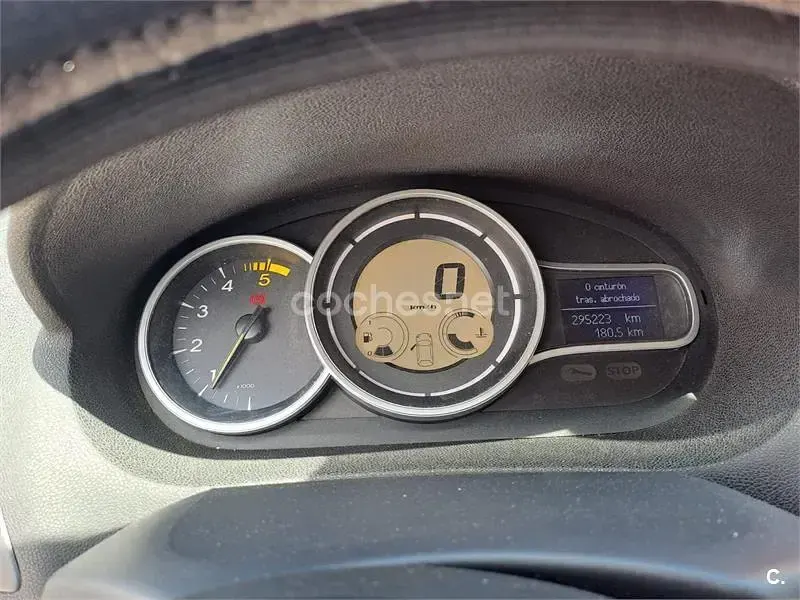 Usado Renault Mégane GrandTour Expression 85 CV (62 kW) 2010 Gris / plata Familiar