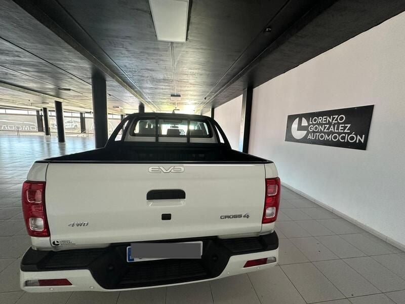 Usado EVO Cross 4 136 CV (100 kW) 2023 Blanco Recogida