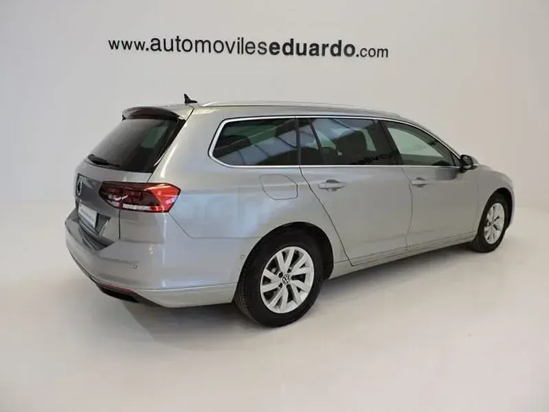 Usado VW Passat Business 122 CV (89 kW) 2022 Gris / plata Familiar