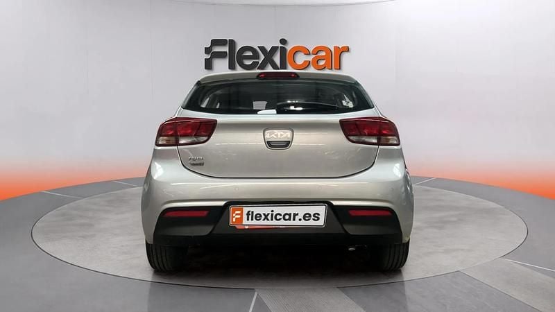 Usado Kia Rio 101 CV (74 kW) 2022 Gris Berlina