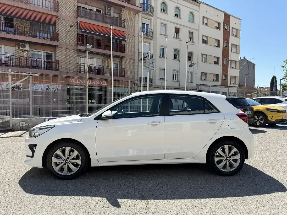 Usado Kia Rio 100 CV (73 kW) 2022 Blanco Berlina