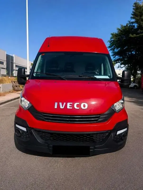 Usado Iveco 35.12 116 CV (85 kW) 2018 Rojo Van