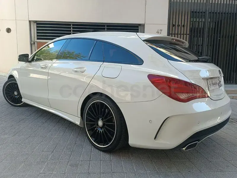 Usado Mercedes CLA220 Shooting Brake AMG line 177 CV (130 kW) 2015 Blanco Familiar