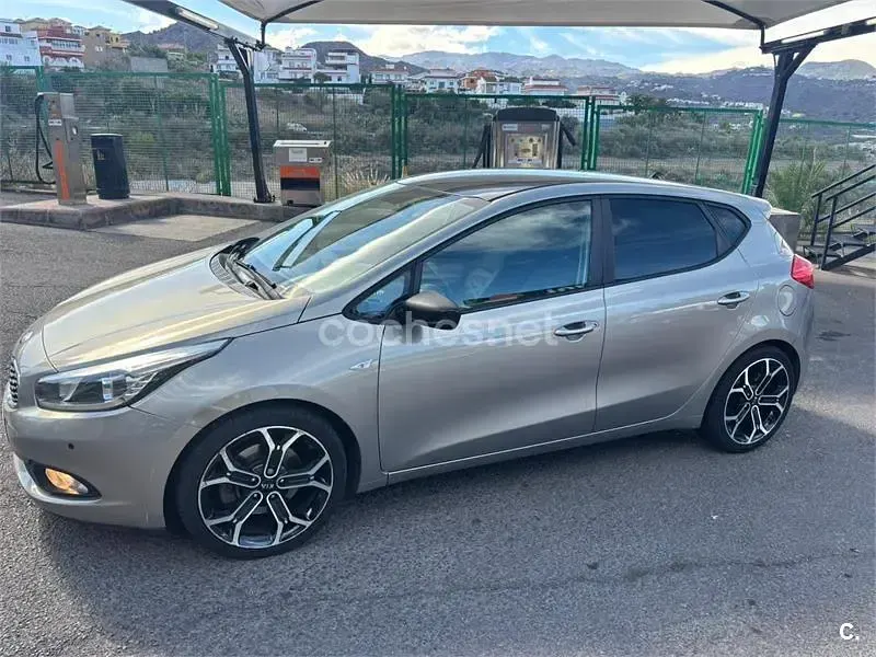 Usado Kia Ceed GT 128 CV (94 kW) 2015 Beige Berlina