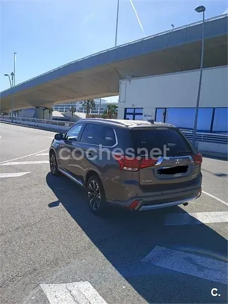 Usado Mitsubishi Outlander P-HEV 203 CV (149 kW) 2016 Marrón SUV