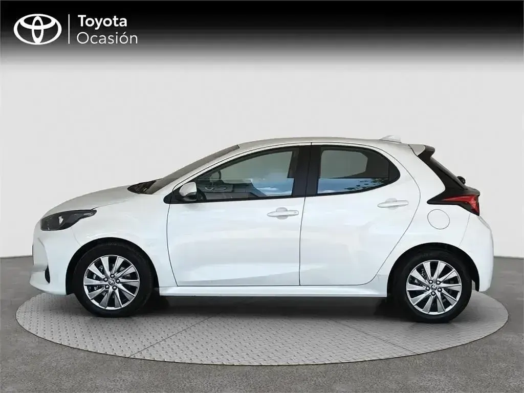 Usado Toyota Yaris Hybrid Active 116 CV (85 kW) 2022 Blanco Monovolumen