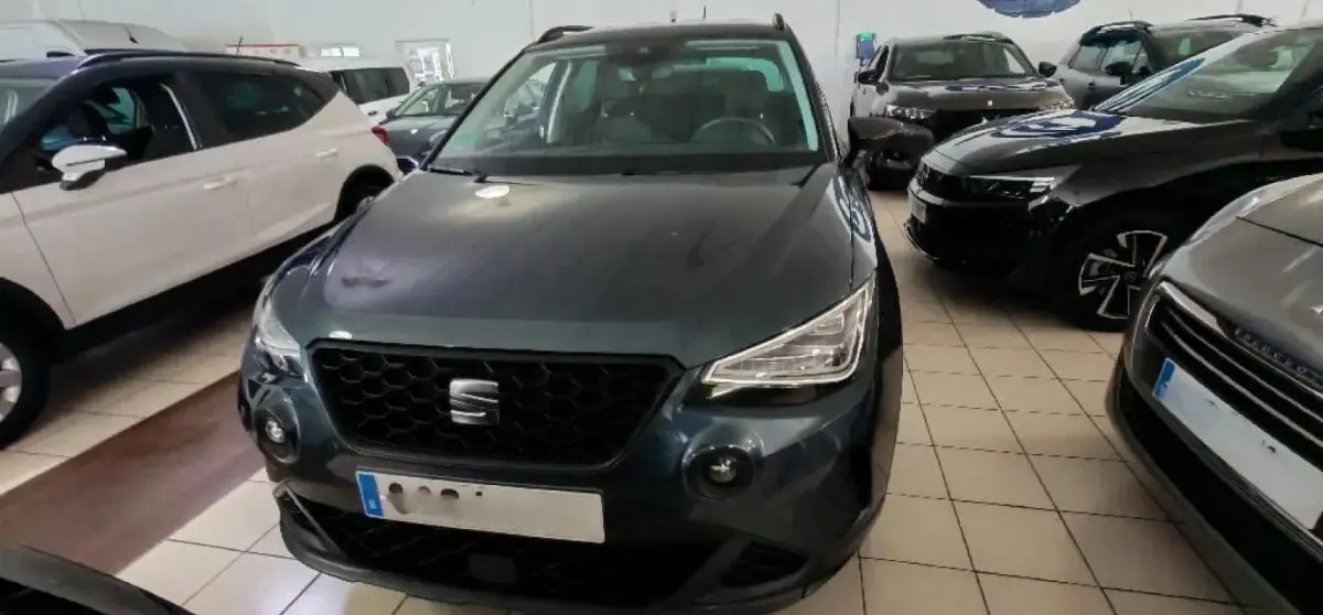 Usado Seat Arona Style 116 CV (85 kW) 2025 Gris magnetic + techo negro midnight SUV