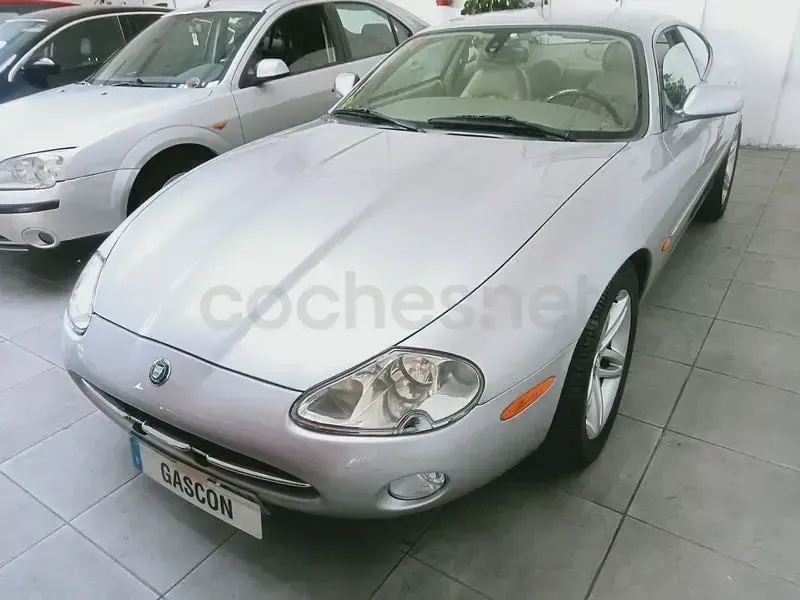 Usado Jaguar XK8 298 CV (219 kW) 2003 Gris / plata Coupe