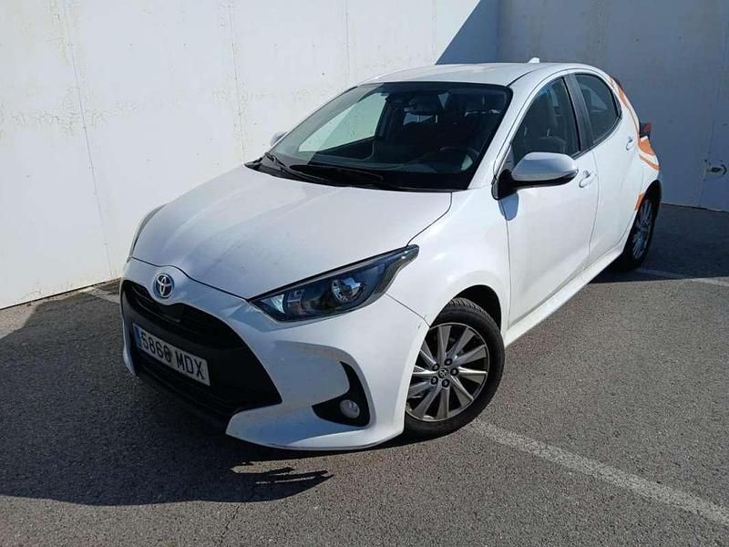 Blanco Usado 2023 Toyota Yaris Hybrid Active Utilitario | 19.900 € (Precio justo) - Imagen 1/3