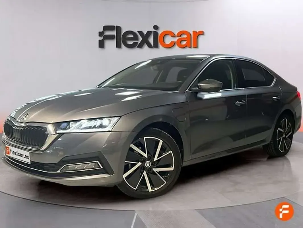 Usado Skoda Octavia Ambition 204 CV (150 kW) 2022 Gris Utilitario