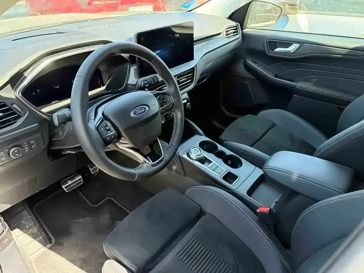 Usado Ford Kuga Active X 243 CV (178 kW) 2025 Gris / plata SUV