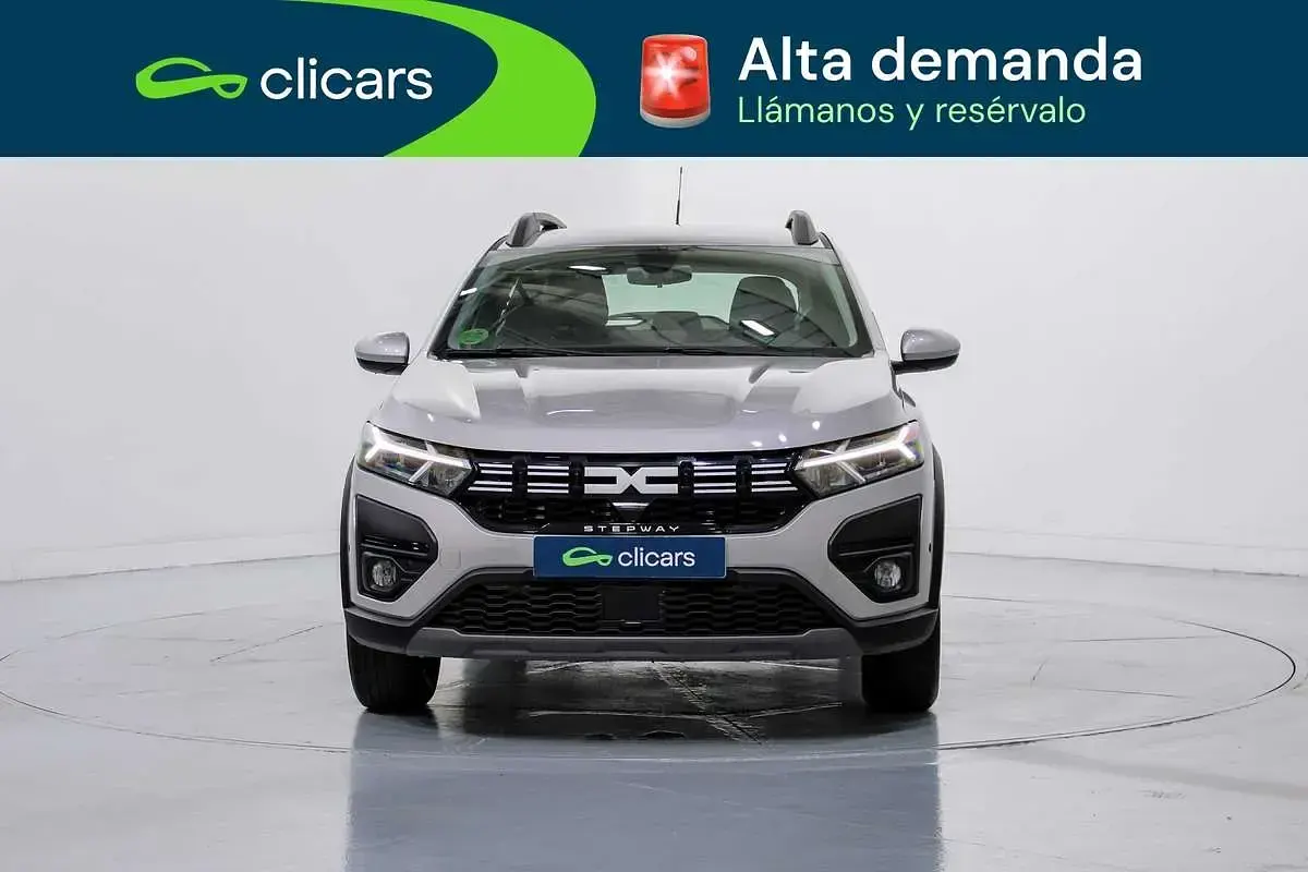 Usado Dacia Sandero Expression 91 CV (66 kW) 2024 Gris Utilitario