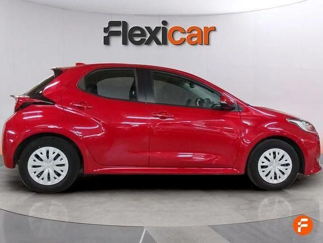 Usado Toyota Yaris Hybrid Active 116 CV (85 kW) 2023 Rojo