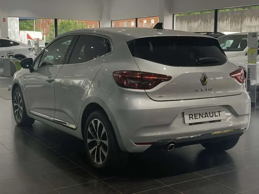 Usado Renault Clio Techno 140 CV (102 kW) 2023 Gris Utilitario