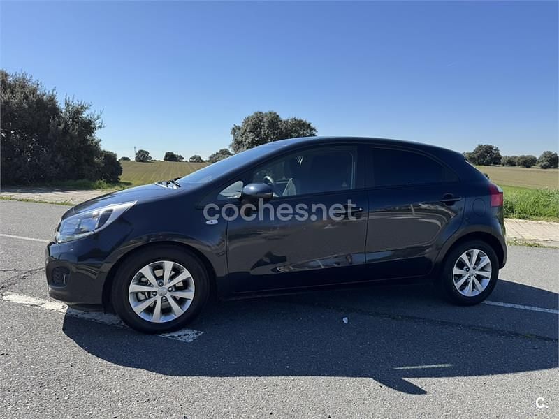 Usado Kia Rio 90 HP (66 kW) 2013 Azul Sedan