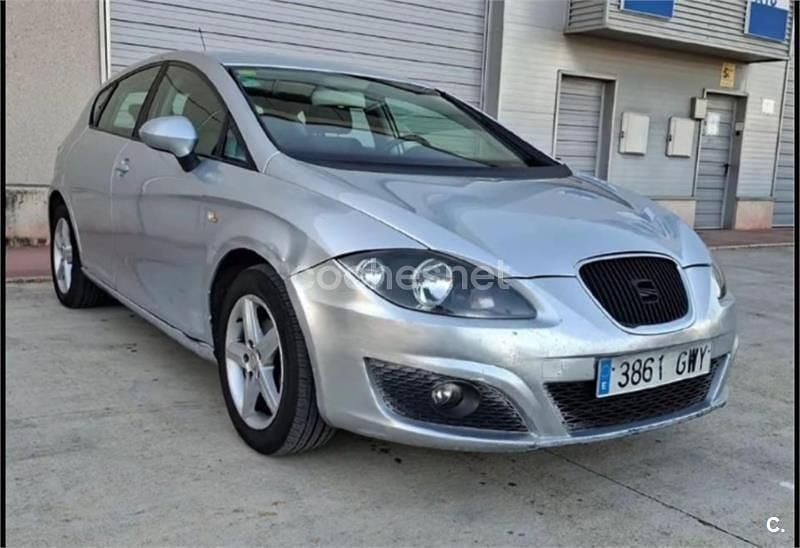 Usado Seat Leon Style 105 CV (77 kW) 2011 Gris / plata Utilitario