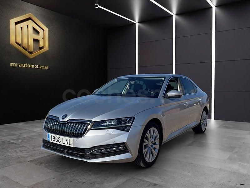 Usado Skoda Superb Style 218 CV (160 kW) 2021 Gris / plata Berlina