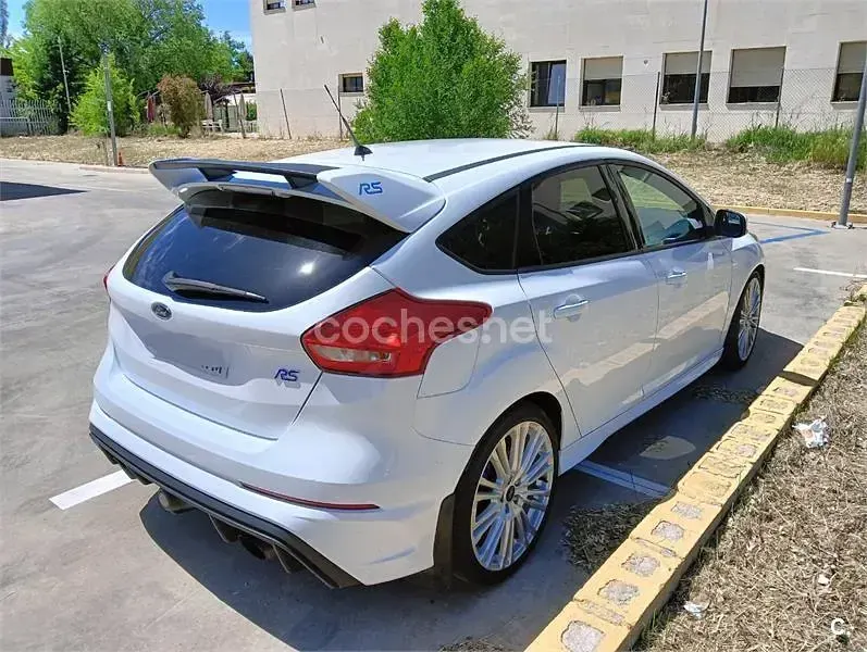 Usado Ford Focus RS 350 CV (257 kW) 2017 Blanco Berlina