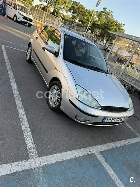 Usado Ford Focus Trend 100 CV (73 kW) 2002 Gris / plata Berlina