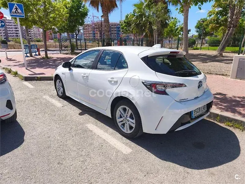 Używany Toyota Corolla Active 122 KM (89 kW) 2020 Biały Sedan/Limuzyna