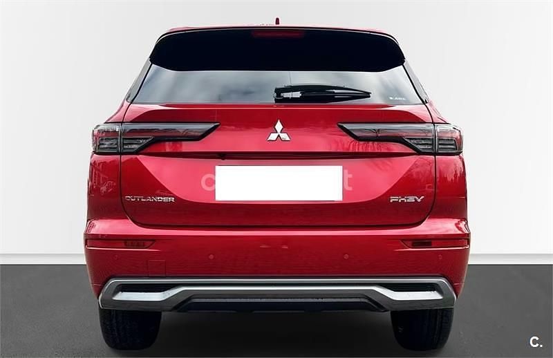 Usado Mitsubishi Outlander P-HEV 306 CV (225 kW) 2025 Rojo SUV