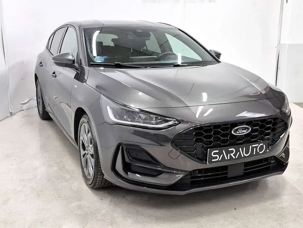 Usado Ford Focus ST-Line 155 CV (114 kW) 2023 Gris Utilitario