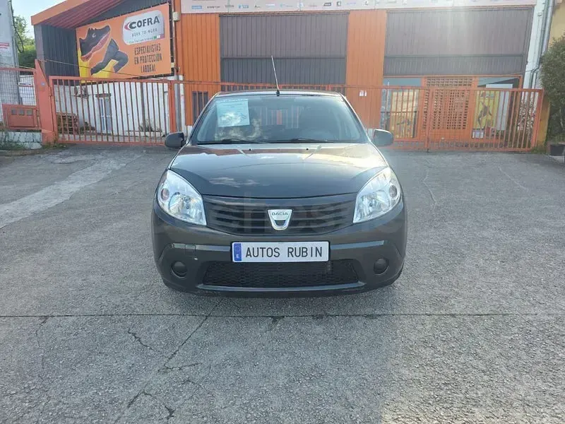 Usado Dacia Sandero Ambiance 75 CV (55 kW) 2009 Gris / plata Berlina
