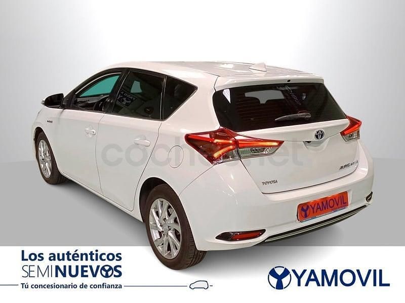 Usado Toyota Auris Hybrid Active 136 CV (100 kW) 2016 Blanco Berlina