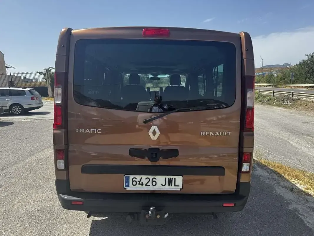 Usado Renault Trafic 145 CV (106 kW) 2017 Marrón Monovolumen