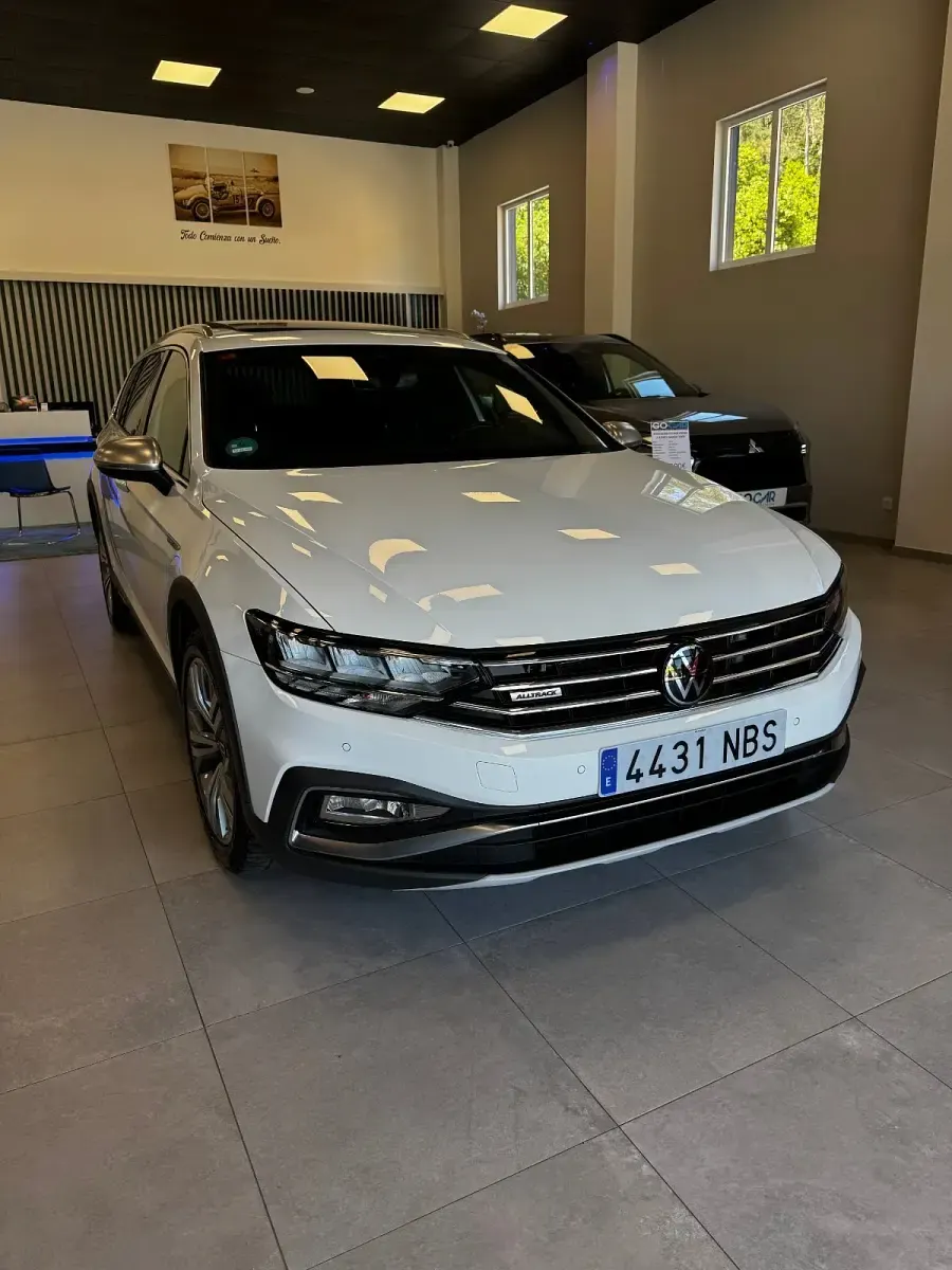 Usado VW Passat Alltrack 200 CV (147 kW) 2022 Blanco Familiar