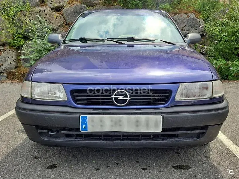 Usado Opel Astra 82 CV (60 kW) 1995 Violeta / lila Berlina