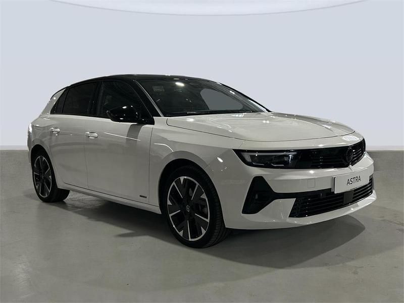 Usado Opel Astra 114 kW (156 CV) 2023 Arktis white Berlina