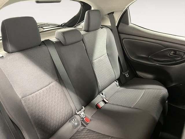 Usado Toyota Yaris Hybrid Active 116 CV (85 kW) 2025 Negro Berlina