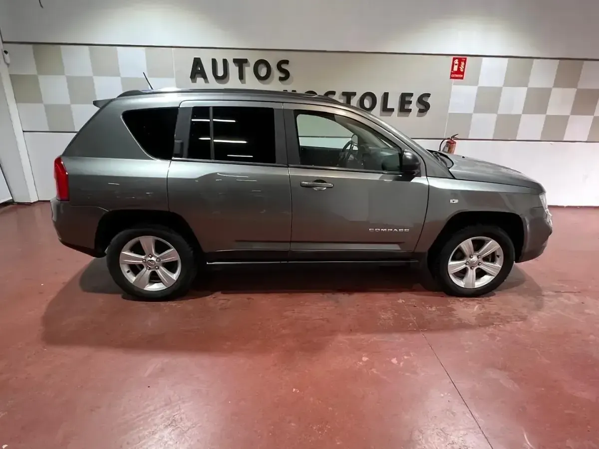 Usado Jeep Compass Sport 136 CV (100 kW) 2012 Gris / plata SUV