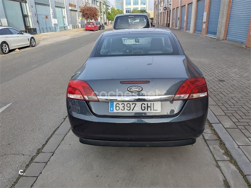 Usado Ford Focus Cabriolet Trend 100 CV (73 kW) 2008 Violeta / lila Descapotable