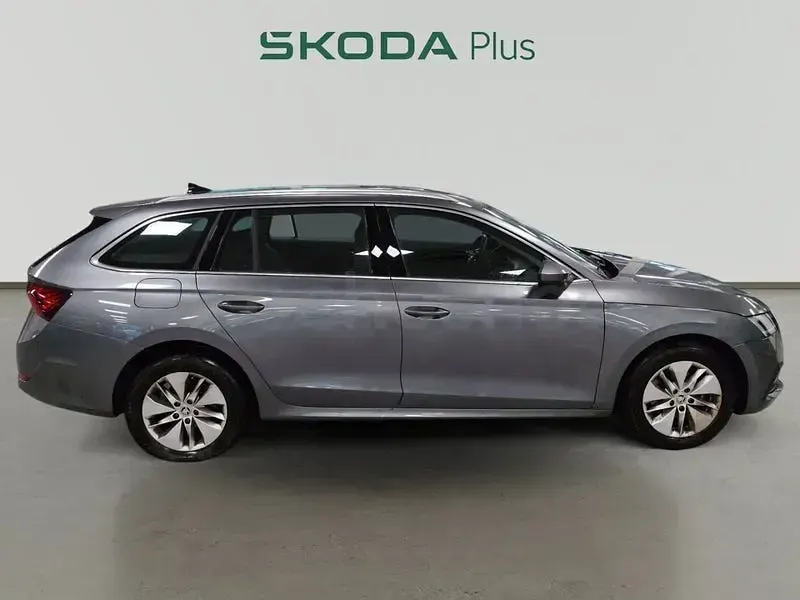 Usado Skoda Octavia Ambition 115 CV (84 kW) 2023 Gris / plata Familiar