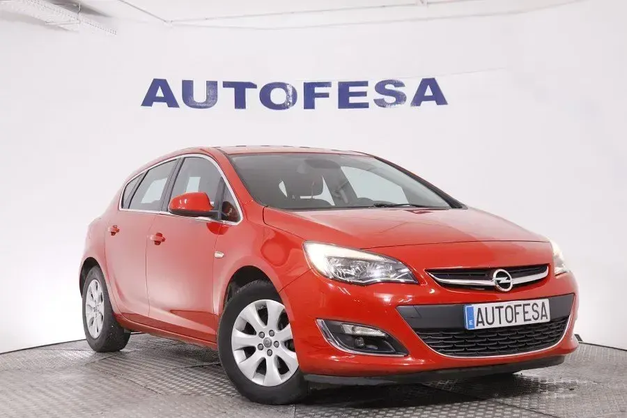 Usado Opel Astra Selective 125 CV (91 kW) 2015 Rojo