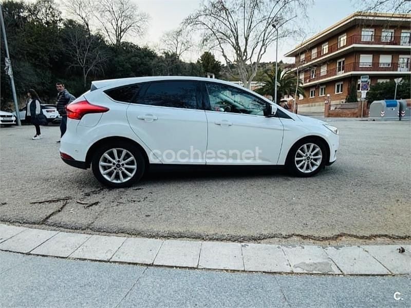 Usado Ford Focus Trend 120 CV (88 kW) 2017 Blanco Berlina