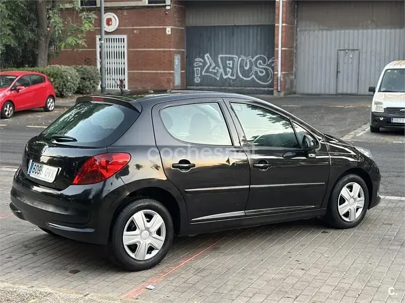 Usado Peugeot 207 75 CV (55 kW) 2010 Negro Berlina